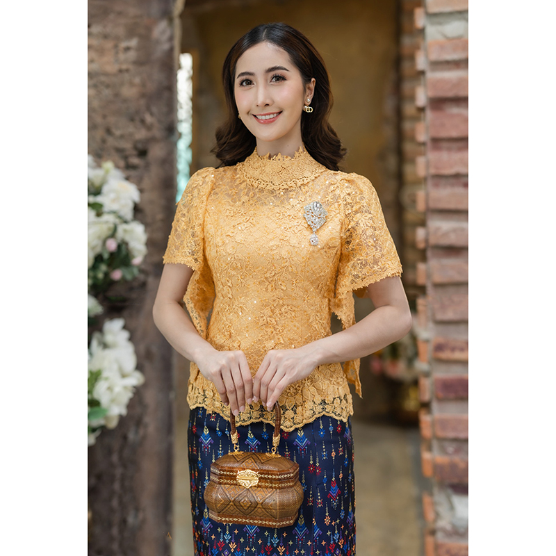 kudapy เสื้อลูกไม้พรีเมี่ยมสวยแดง / ทอง ผ้าลูกไม้ 3 มิติดอกนูน มีชิปซ่อนหลัง แขนดีไซค์เก๋ ปักเลี่ยมสวยงาม (เฉพาะเสื้อ 1890) ทั้งชุด 3990 ส่งฟรี