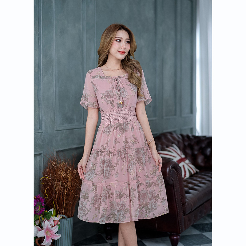 kudapy เดรสสั้นสีครีม/สีโทนชมพูหม่น ผ้าชิฟฟ่อนลายดอกไม้สวยหวาน มีดีเทลเยอะช่วงเอวต่อตกแต่งด้วยลูกไม้คาดเอว