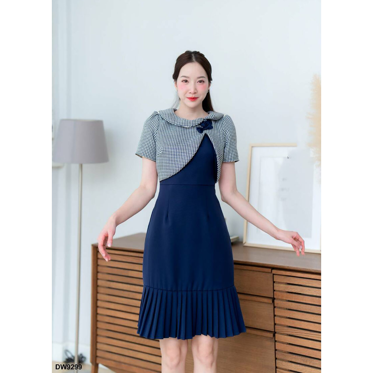 kudapy เดรสสั้นสีชมพู/สีดำ/สีกรม กั๊กโนริกระโปรงจีบระบาย คอบัว แต่งโบว์ตรงหน้าอกสวย ใส่สบาย