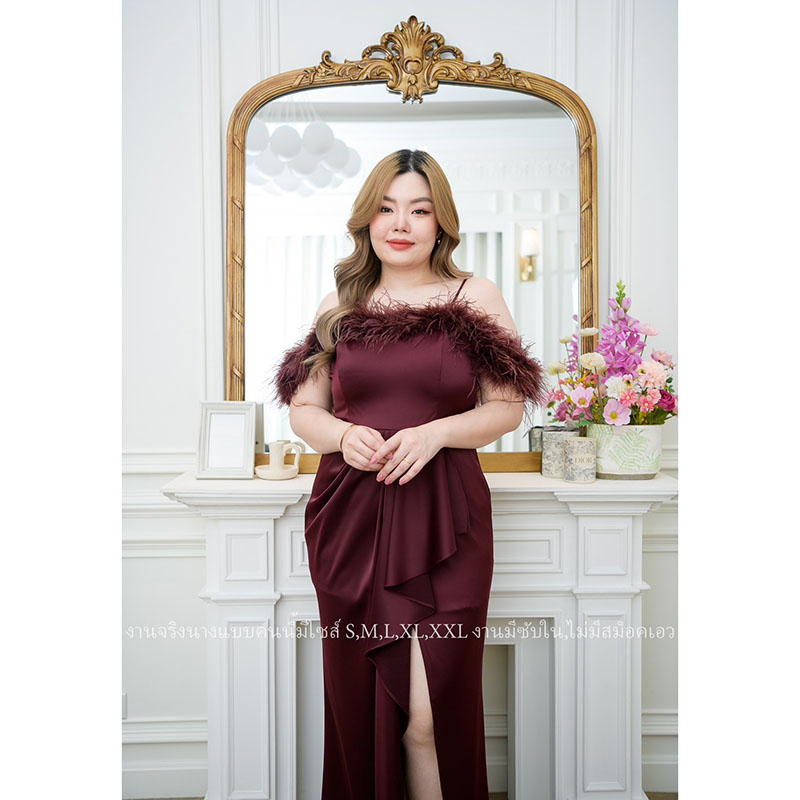 kudapy ชุดราตรียาวสีกรม/สีแดงเลือดหมู สาวอวบปาดไหล่แต่งขนนก ใส่สบายสวยดูดี