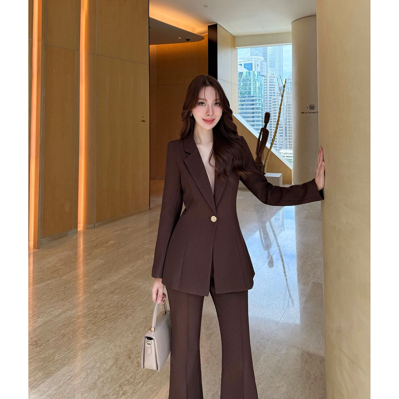 kudapy ชุดสูทมินิมอล ตัวเสื้อสูทแต่งกระดุมทองด้วยหน้า 1 เม็ด เสริมฟองน้ำบางๆ มีซับในทั้งตัว มาพร้อมกับกางเกงทรง Flare เย็บตีเกล็ดหน้า