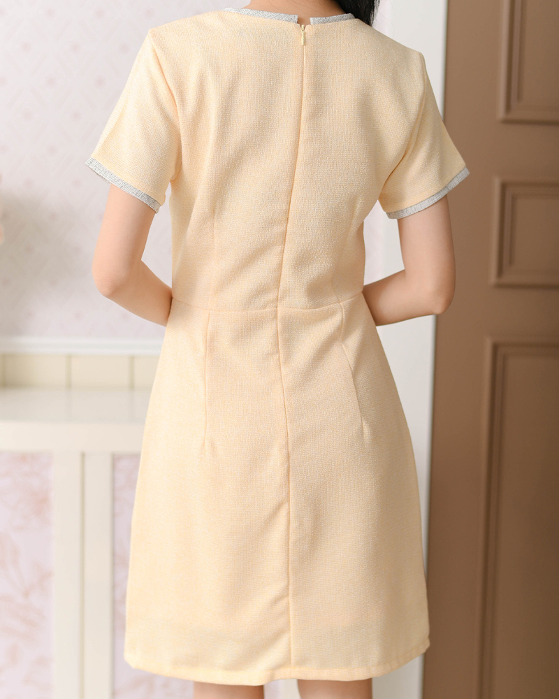 kudapy เดรสแขนสั้นคอกลม เนื้อผ้าทวีดมีกิมมิคลายทอใส่สบายแทบไม่ต้องรีด เพิ่มกิมมิคกุ๊นขอบคอและแขนด้วยผ้าทวีด จับเกล็ดเข้ารูปเอวสวย