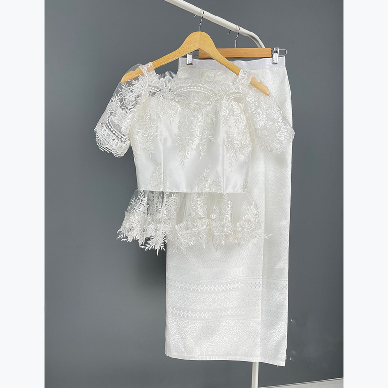 kudapy ชุดคุณแต้วใส่ ชุดไทยประยุกต์ เสื้อลูกไม้สีขาว+ผ้าถุงทอลายสีขาว สีแดง สีม่วง สีชมพู คอปาด แขนสามส่วน ทรงหรูมาก มีซิปซ่อนหลัง แมทช์กับผ้าถุงสำเร็จรูป