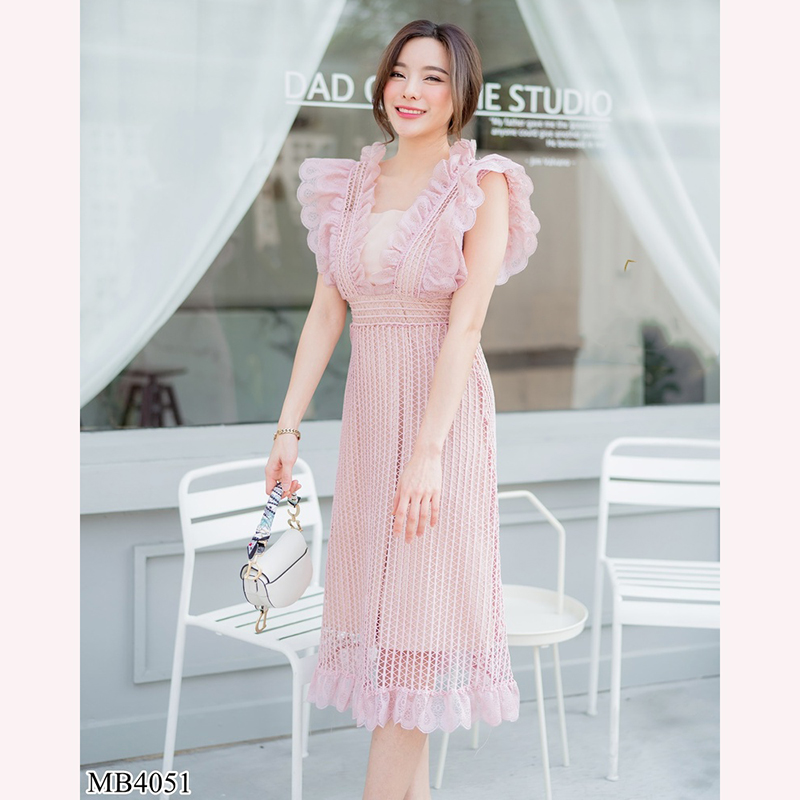 kudapy เดรสยาวสีชมพู/สีแดง/สีขาว แขนกุ ผ้าดลูกไม้แต่งระบาย2ชั้น ซับในสีครีม เดรสยาวคลุมเข่า