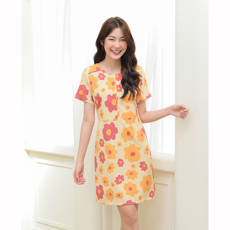 kudapy เดรสสั้นสีครีม/สีดำ ตัดต่อเล่นคัทติ้งกลางลำตัวและช่วงไหล่ มีกระเป๋าด้านข้าง ผ้าเนื้อนิ่มพิมพ์ลายดอกเพิ่มความน่ารักสดใส