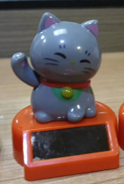630204 gasha แมวกวักเทา ฐานส้ม * สามารถกวักมือ และหางได้ ด้วยแผงโซล่าเซลส์ครับ