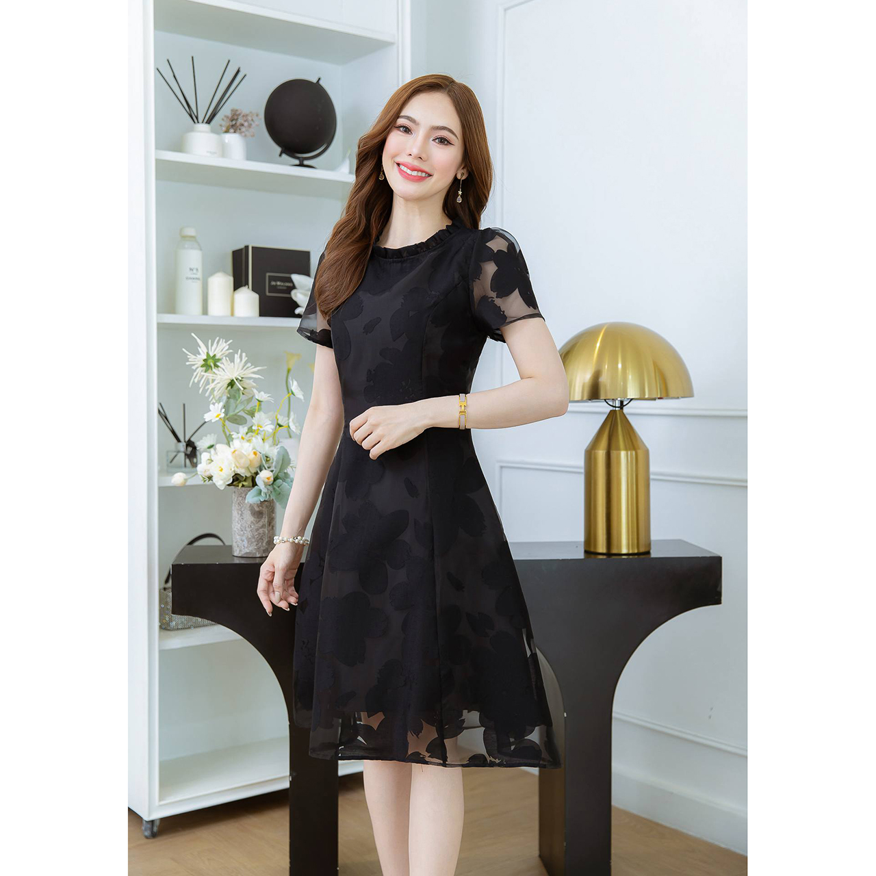 kudapy เดรสสั้นสีขาว/สีดำ ผ้าแก้ว ทอลายดอกไม้ เย็บช่วงรอบแขน สวยแบบไม่คัน ช่วงคอมีดีเทลจับจีบสวย