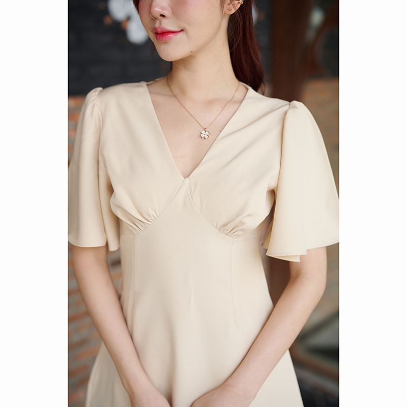 kudapy เดรสสั้นสีชมพู/สีเขียวมัทฉะ/สีครีม ตัวเสื้อเป็นคอวีจับจีบเดรปที่อก ต่อลงมาเป็นกระโปรงทรงเอบานเล็กๆ แขนเสื้อเป็นทรง Bell