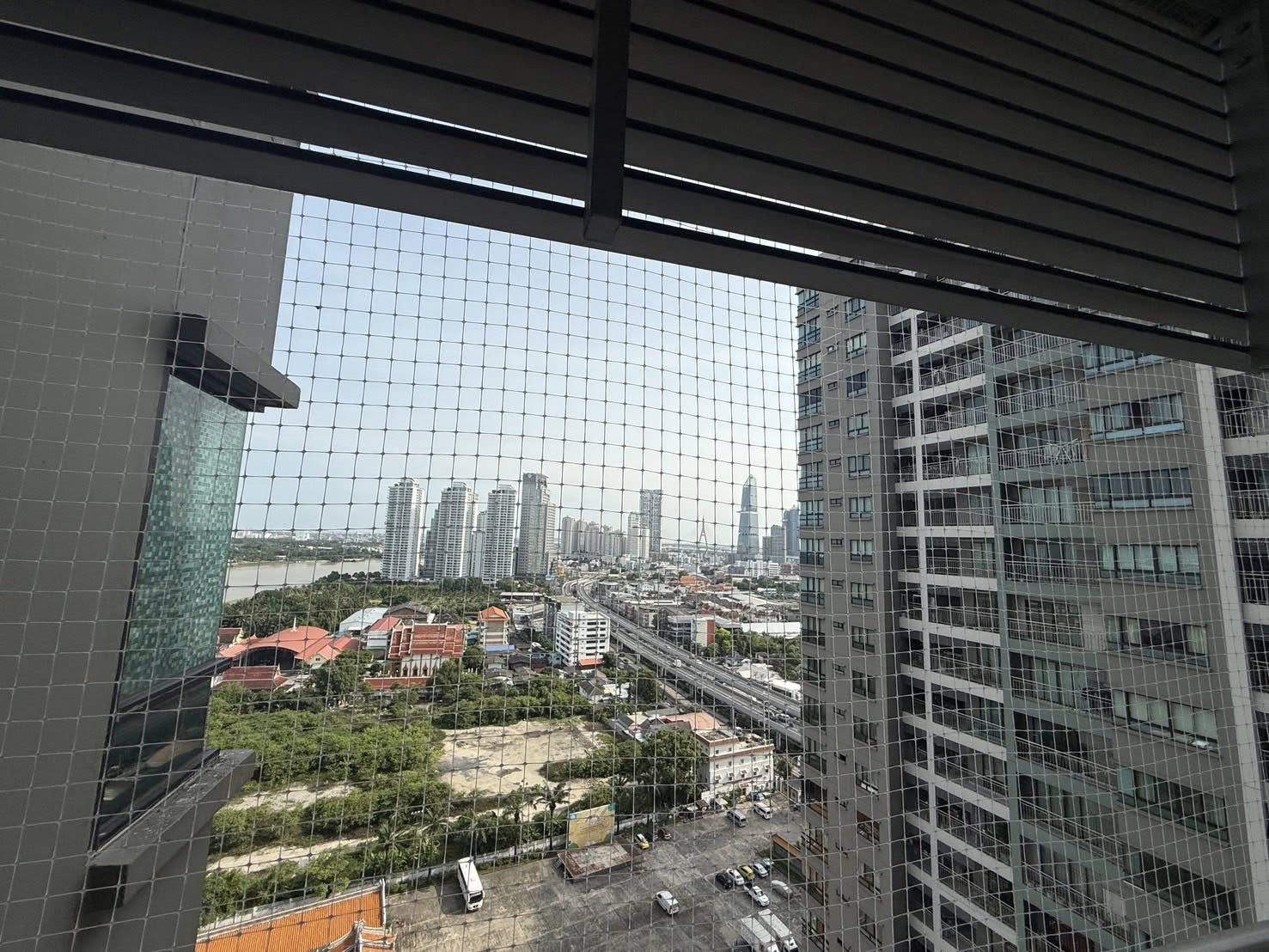 ให้เช่าคอนโด Lumpini Place Narathiwas - Chaopraya (ลุมพินี เพลส นราธิวาส - เจ้าพระยา) High Rise โซนพื้นที่ พระราม3 📍 ห้องแบบ 1ห้องนอน / 1ห้องน้ำ / โซนครัวปิด · ขนาดห้อง 41 ตรม. ชั้น 22