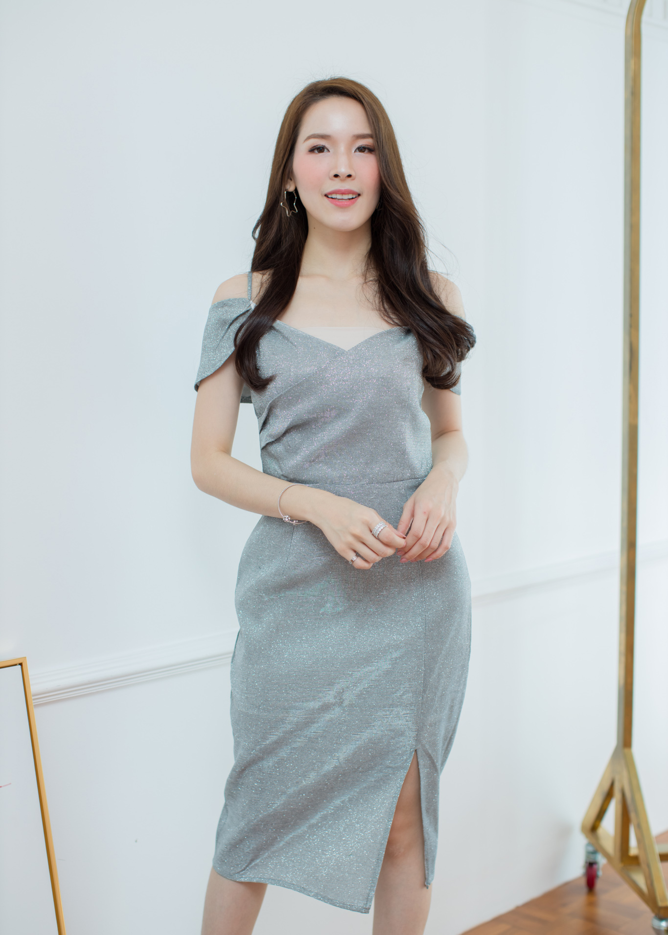 เดรสสั้นใส่ออกงานสีเงินประกายเทา ผ้ากริสเตอร์วิ้งๆ