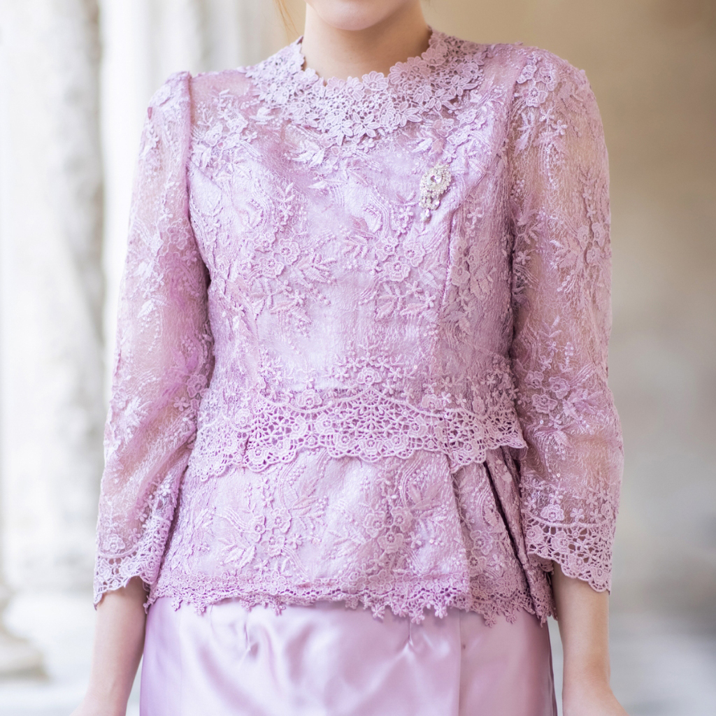 kudapy ชุดไปงานแต่งสีชมพูโรสโกลด์ เสื้อลูกไ้มฝรั่งเศษอย่างดี มีซับในซิบหลัง กับผ้าถุงสีเดียวกัน ใส่คู่นี้เกิดมากค่าแม่