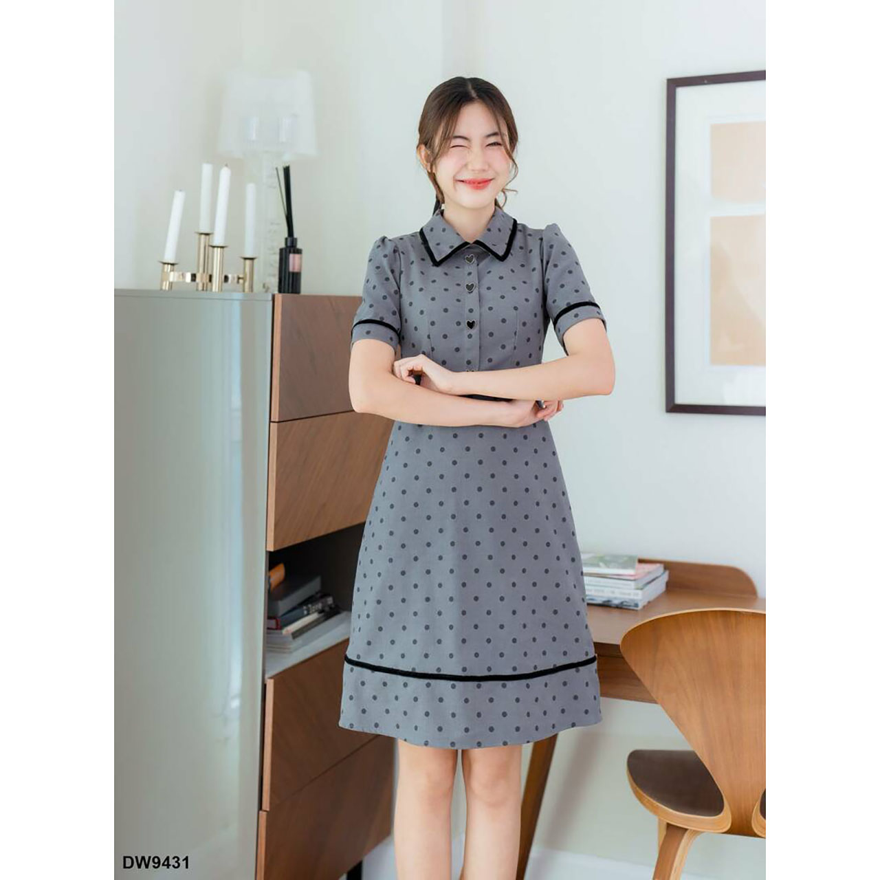 kudapy เดรสสั้นสีเทา/สีแดง/สีน้ำตาล ทรงบานผ้าลูกฟูกตัดขอบดำ