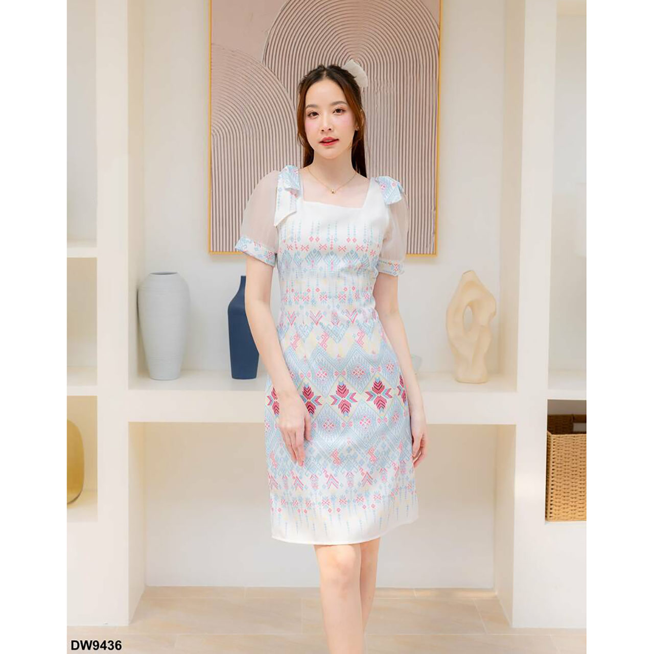 kudapyเดรสสั้นสีกรม/สีขาว/สีแดง ผ้าลายไทยไหล่โบว์