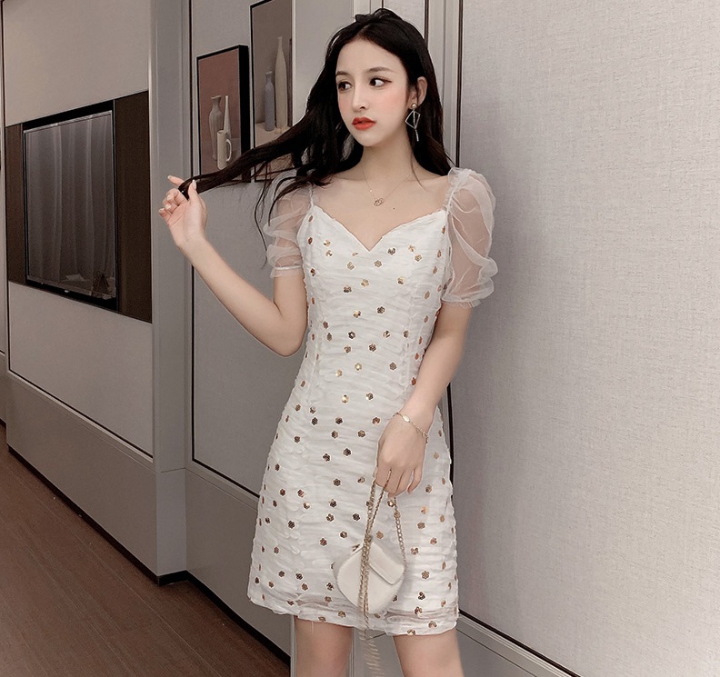 ชุดเดรสสั้นสีขาวเซ้กซี่มาก ทรงน่ารักสุดๆๆค่ะ มีสายให้ผูกเป็นโบว์ที่ด้านหลัง แต่งกริสเตอร์เพิ่มดีเทลให้ดูหรูหรา M