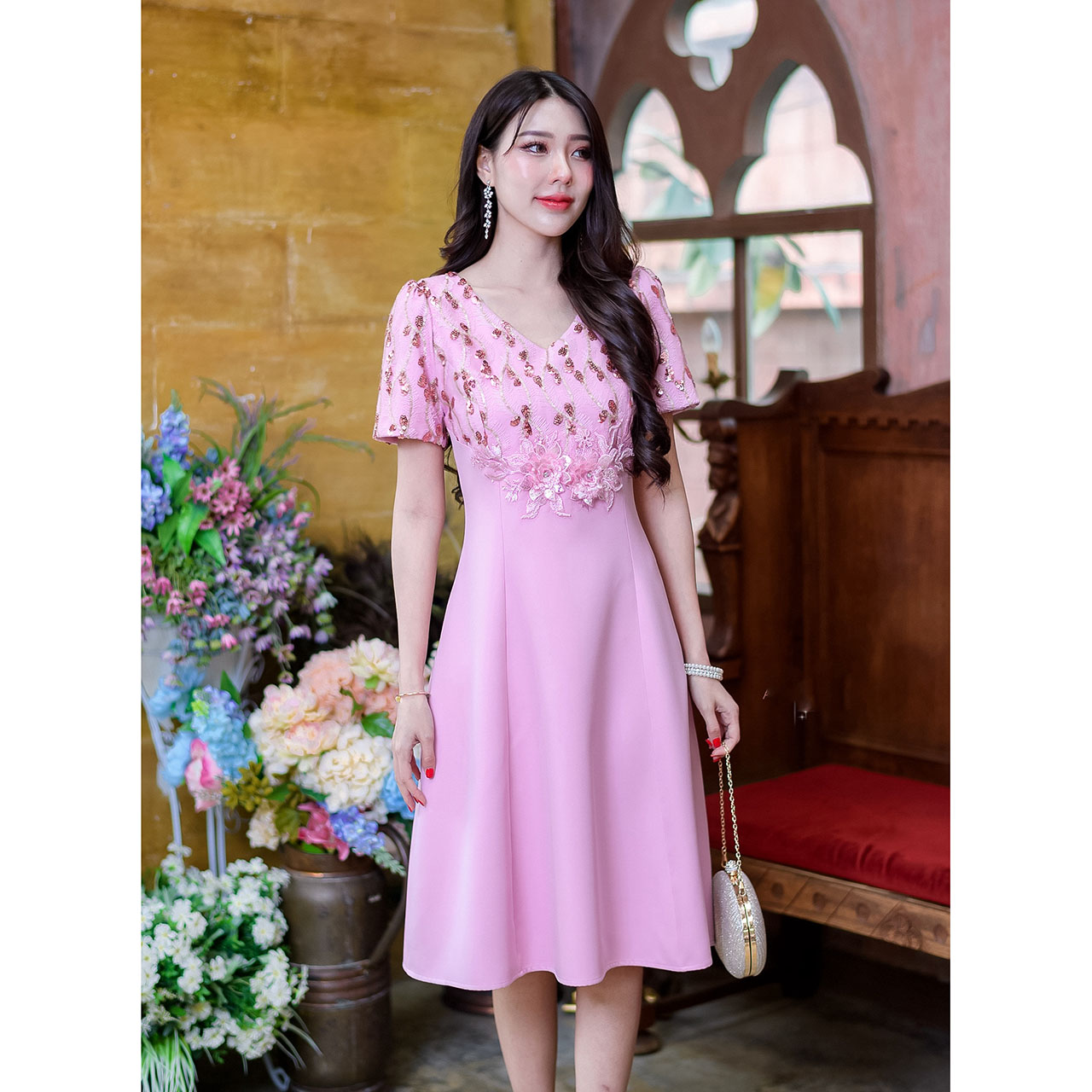 kudapy เดรสสั้นสีแดง/สีชมพู ดีไซน์ผ้าพื้นเนื้อดีกระโปรงทรงบานสวิงสวยใส่แล้วดูเอวเล็ก ด้นบนเป็นผ้าลูกไม้เลื่อมแต่งด้วยดอกไม้