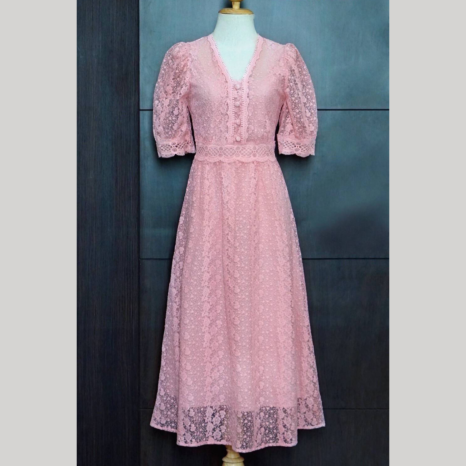 kudapy ดรสลูกไม้ยาวสีชมพู คอวี แขนสั้น ใช้ผ้าลูกไม้ปักลายเนื้อแน่นอย่างดี ตัดต่อดีเทลหลายจุดด้วยลูกไม้หลายลาย ช่วงอกแต่งกระดุม