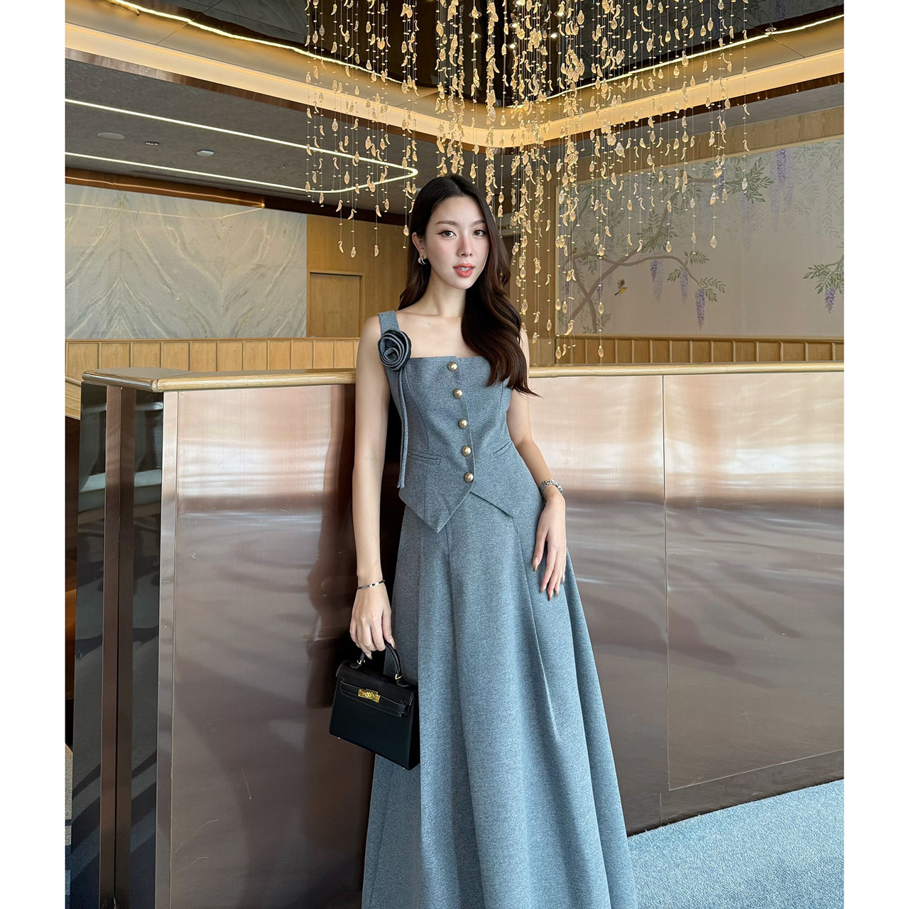 kudapy Set 3 ชิ้น : เสื้อแขนกุด+กระโปรง+เข็มกลัดดอกไม้ เซ็ทเสื้อแขนกุดมาพร้อมกระโปรงยาวทรงปล่อย เสื้อเป็นกระดุมจริง ตกแต่งกระเป๋าหลอกด้านหน้าซ้ายขวา