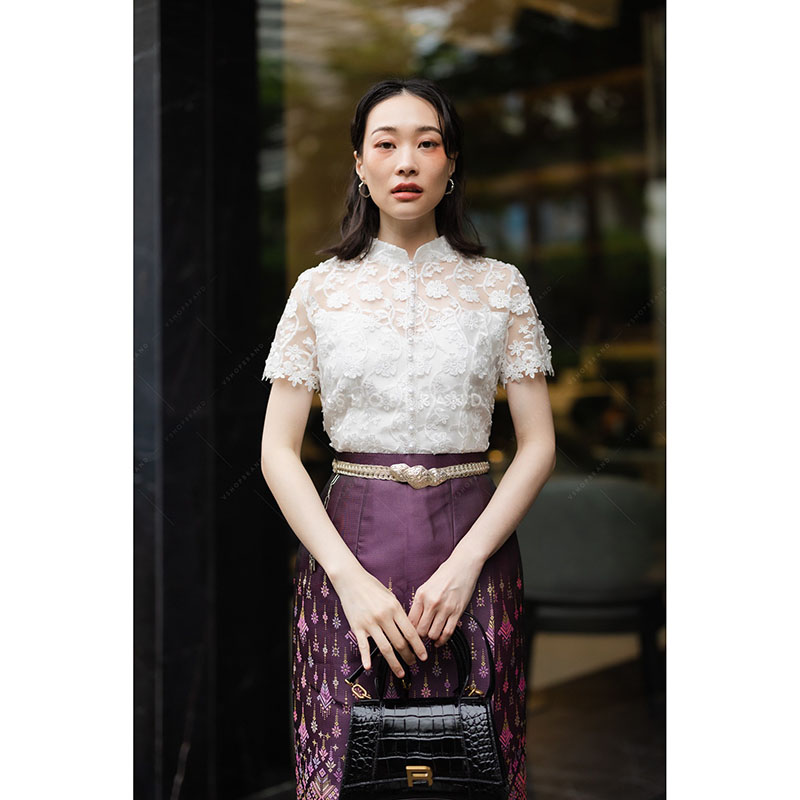 kudapy ชุดเซทลูกไม้ปัก 3D ดอกลอย ยกนูน สวยมาก คอจีน ซับใน 2 ชั้น อย่างดี แต่งมุขเรียงยาวถึงชายเสื้อ ซิปหลัง มาพร้อมกับผ้าถุงสำเร็จรูป