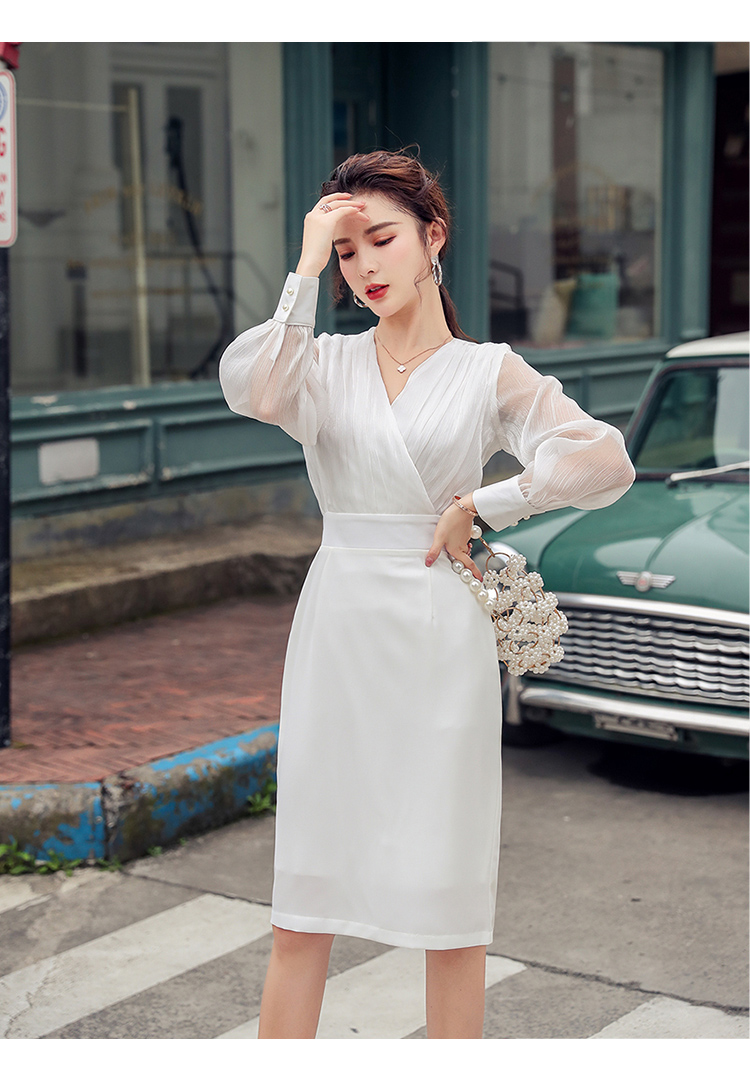 kudapy เดรสสั้นออกงานสีขาวคอทรงวี แบบสวยเด่น คอวีแต่งผ้าป้ายด้านหน้า แขนยาวผ้าซีทรูจัมป์ชายแขนติดกระดุม