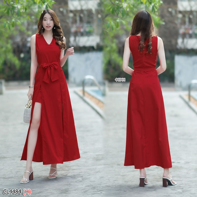 kudapy จั๊มสูทขาสั้นสีแดง ขาว ครีม กรม น้ำตาล ดำ คอวีแขนกุด ดีเทลแต่งผ่ายาวผ่าด้านหน้า ขาสั้นด้านใน มีซิปซ่อนด้านหลัง มีเชือกแยกสำหรับผูกเอว 1 เส้น