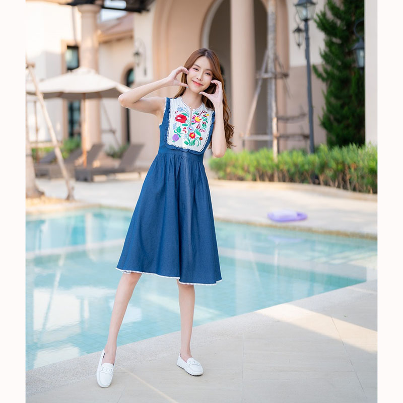 kudapy เดรสสั้นสีกรม แฟชั่น แม็กซี่เดรสยีนส์กระโปรงยาว อกปักลายดอกไม้