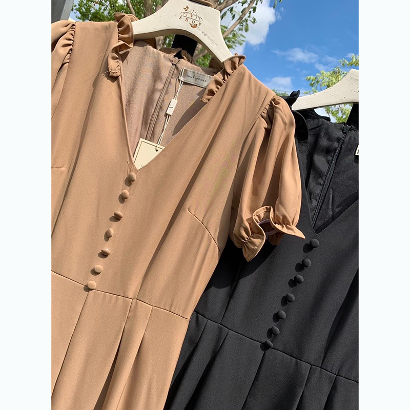 kudapyจั๊มสูทขาสั้นสีดำ/น้ำตาล ทรงเป๊ะมากๆ ค่ะรุ่นนี้ ผ้าเนื้อดีทิ้งตัว แต่งดีเทลคอจีบ ระบายรอบ จั๊มปลายแขน