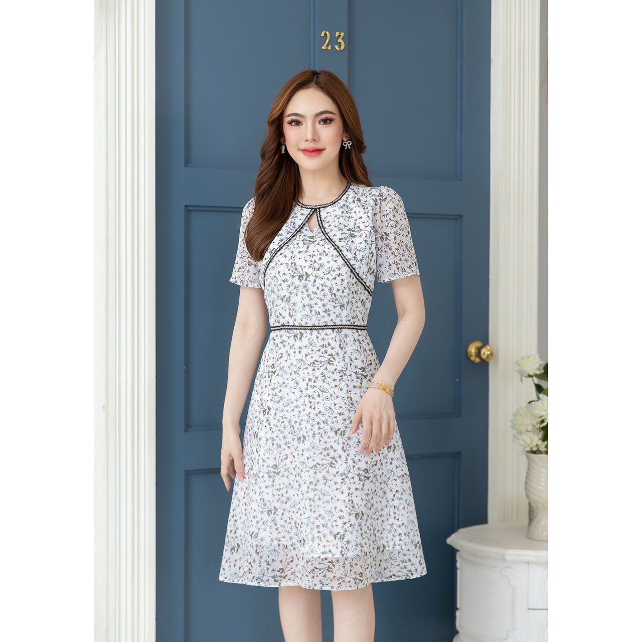 kudapy เดรสสั้นสีขาว/สีชมพู ชึฟองลายดอก ช่วงอกด้านหน้าเย็บเป็นกั๊กคลุม มีดีเทลแต่งริบบิ้นทอตัดขอบ รอบคอ อก และเอว