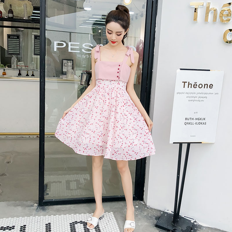 kudapy เดรสสั้นสีชมพูอ่อน ลายดอกไม้สีแดง ตกแต่งผ้าโพลีเอสเตอร์สีชมพูกะปิส่วนอก สายเดี่ยวผูกโบว์