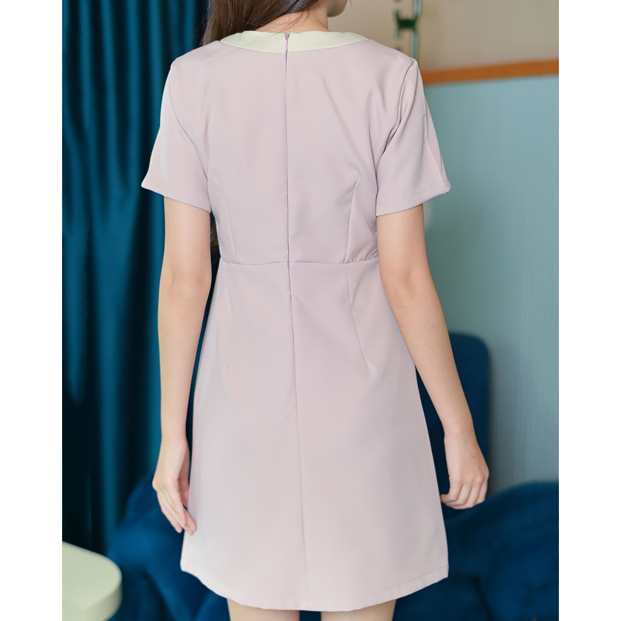 kudapy เดรสแขนสั้นคอวี แต่งคอทูโทน แพทเทิร์นตัดต่อกลางตัวเสื้อแต่งกระดุมปั๊มเพิ่มความคิวท์