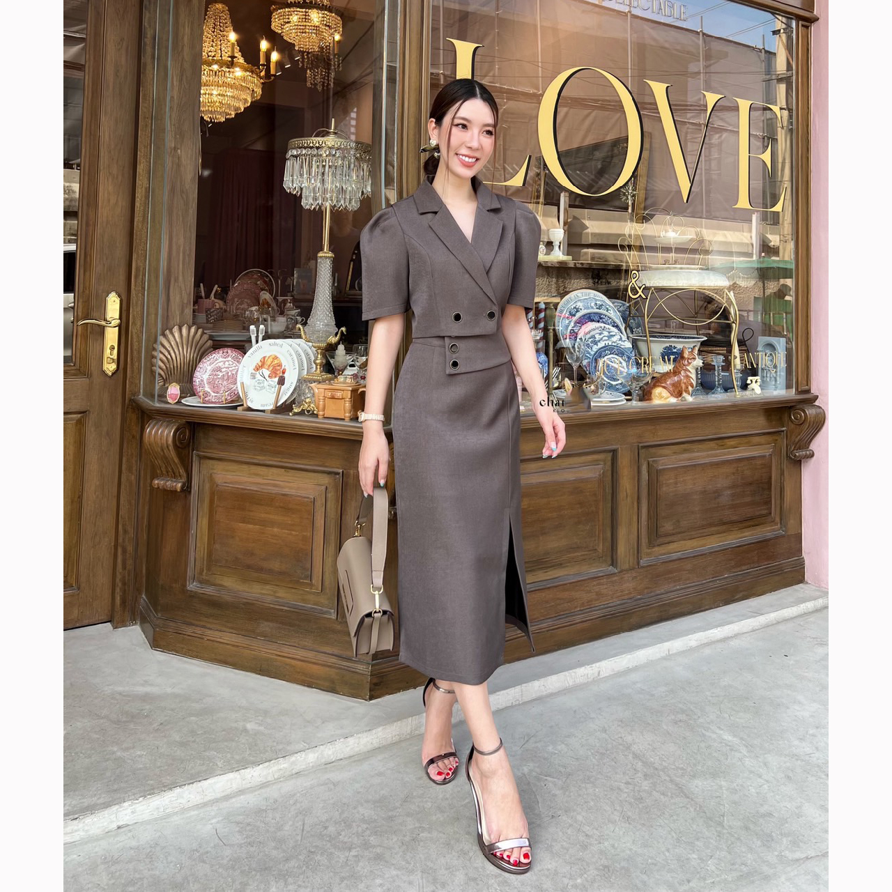 kudapy ชุดเซ็ทเสื้อครอปตัวสั้น+กระโปรงยาวคลุมเข่า แหวกด้านหน้าให้ดูสวย แอบเซ็กซี่เล็กน้อย กระโปรงป้ายผ้าด้านหน้าแต่งกระดุม