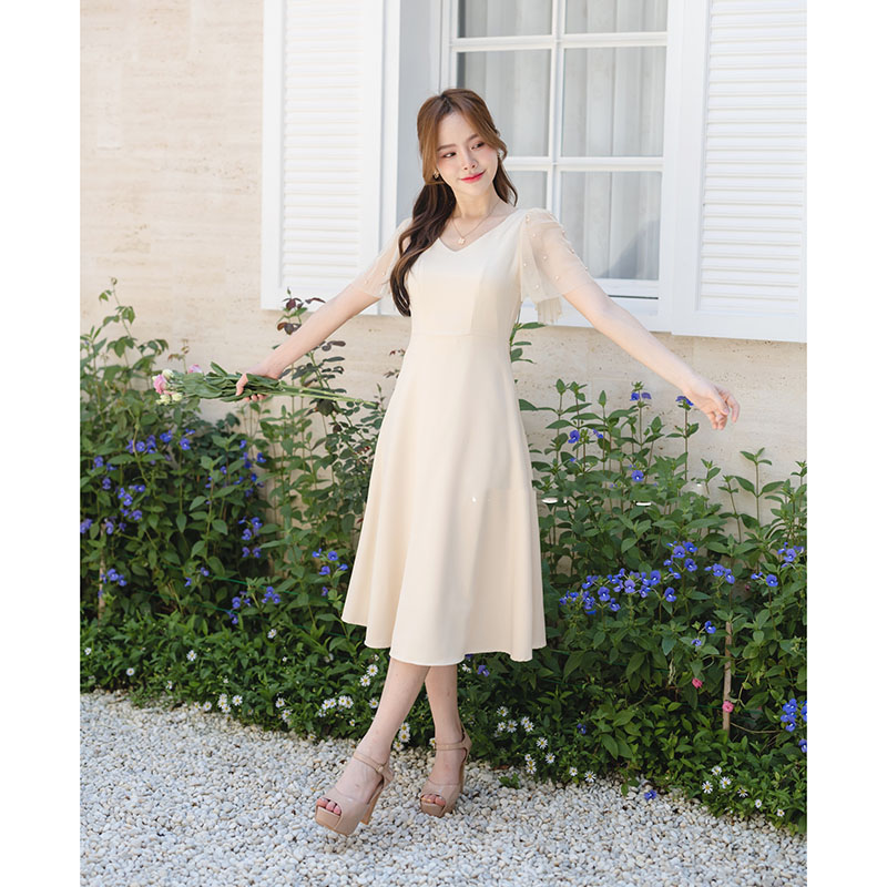 kudapy เดรสสั้นสีชมพู/สีครีม ดีไซน์เพื่อเอาใจสาวหวาน ช่วงเสื้อเป็นคอวีกว้างแต่ไม่ลึกเกินไป เดรสกระโปรงบานพลิ้วๆ แขนเสื้อเป็นทรง Bell ทำด้วยผ้าโปร่งแต่งลูกปัดมุกละมุนสุดๆ