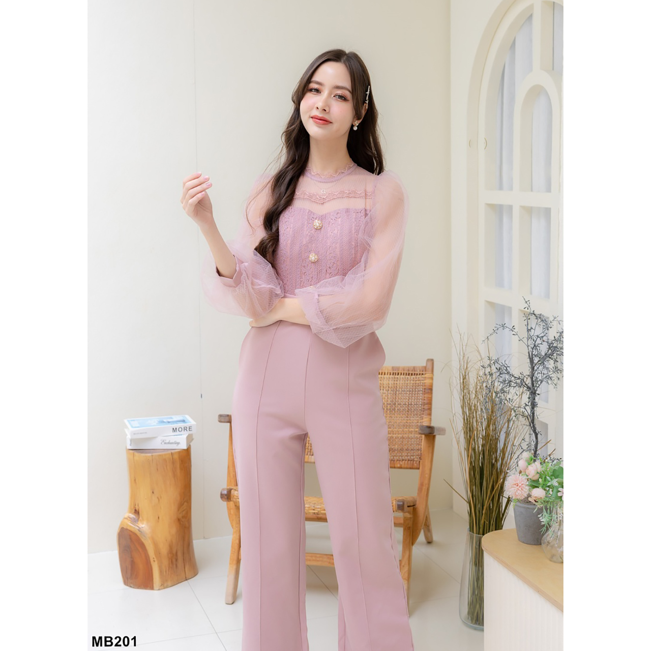 kudapy จั้มสูทกางเกงขายาว แต่งผ้าชีฟอง คอกลมทรงสูง ใส่ไปทำงานได้ลุคคุณหญิงคุณใจ