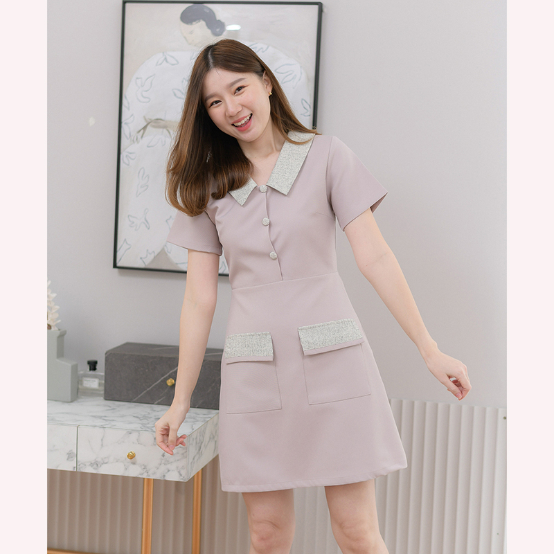 kudapy เดรสสั้นสีเทาฟ้า/สีครีมเข้ม/สีดำ/สีชมพูอ่อน คอปกแขนสั้น แต่งปกและฝากระเป๋าด้วยผ้าชาแนลโทนสีแมทช์กับชุด
