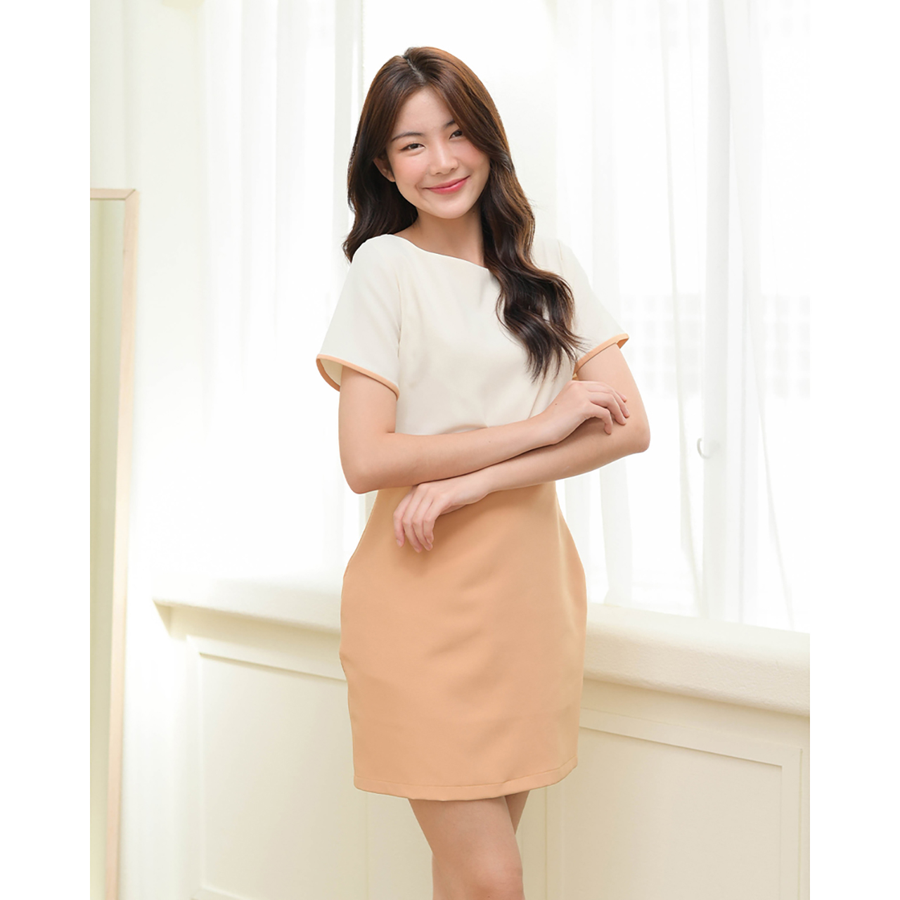 kudapy เดรสสั้นสีน้ำตาลแดง/สีเทาเข้ม/สีดำ/สีครีมเข้ม/สีเบจ ทูโทน ทรงคอปาด ช่วงกระโปรงทรงสอบ ผ่าชายด้านหลังให้เดินสะดวก