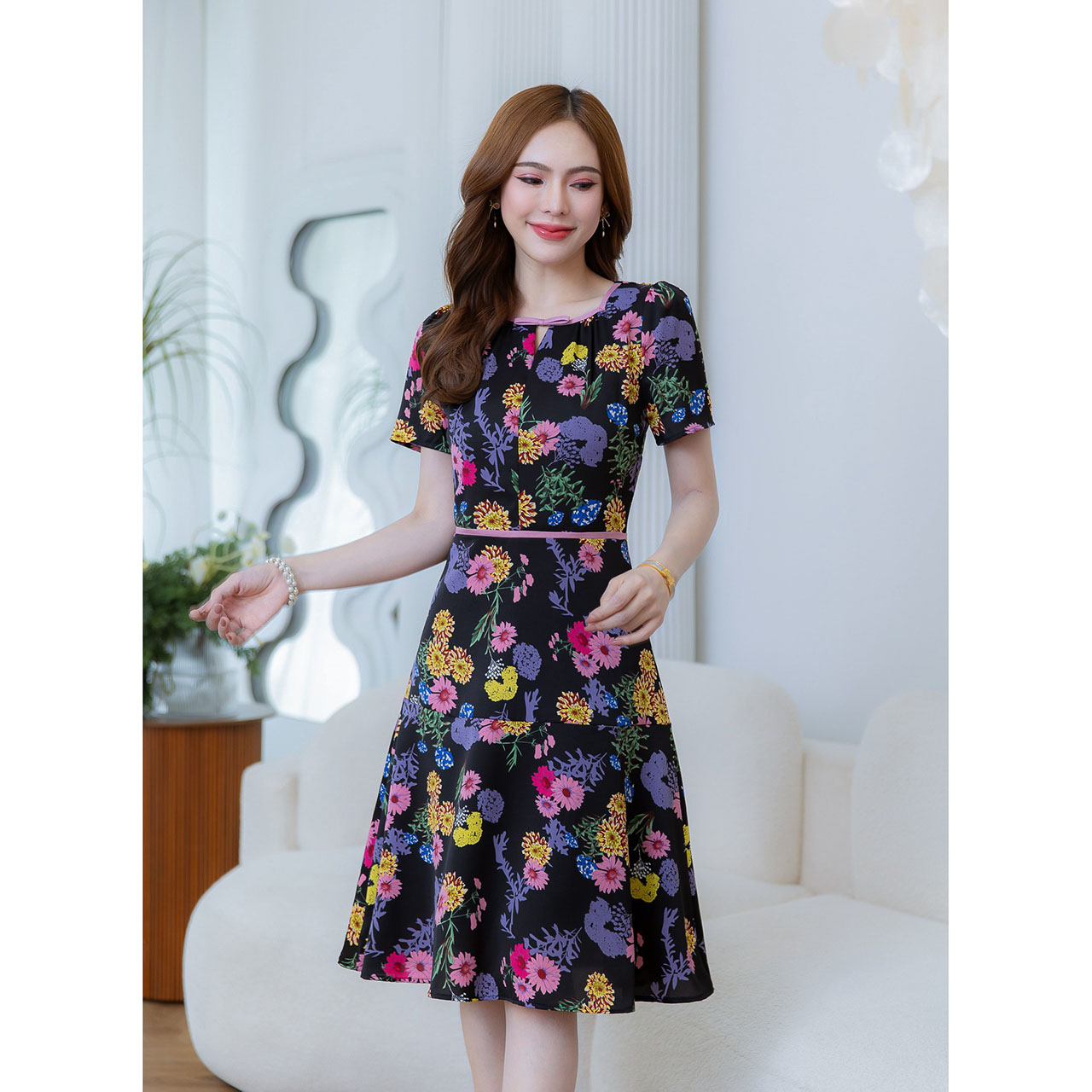 kudapy เดรสสั้นสีขาว/สีดำ ลายดอกคัลเลอร์ฟูล สวยสดใส ดีเทลกุ้นขอบช่วงคอแต่งโบว์ ผ้านิ่ม ใส่สบาย