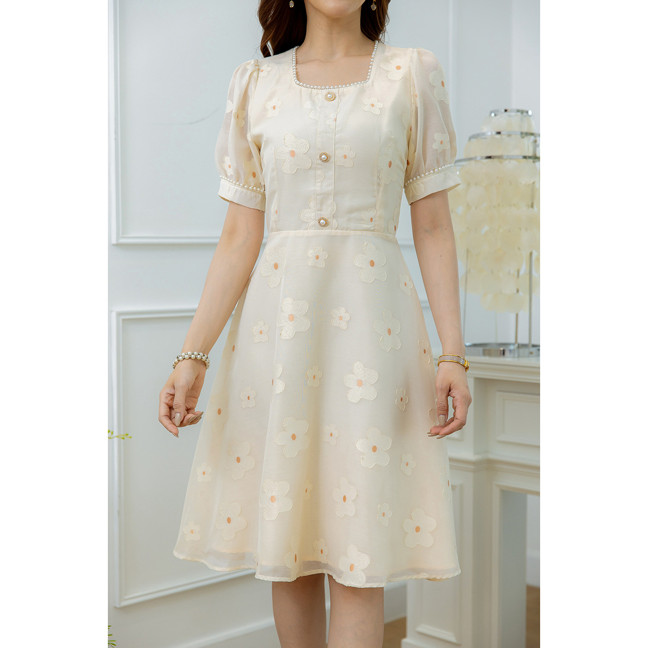 kudapy เดรสสั้นสีชมพู/สีครีม ผ้าทอคอมุก ผ้าสวยเป็นผ้าทอ มีเทคเจอร์ลายดอกนูนน่ารัก มีดีเทลคอมุกช่วงคอและแขน