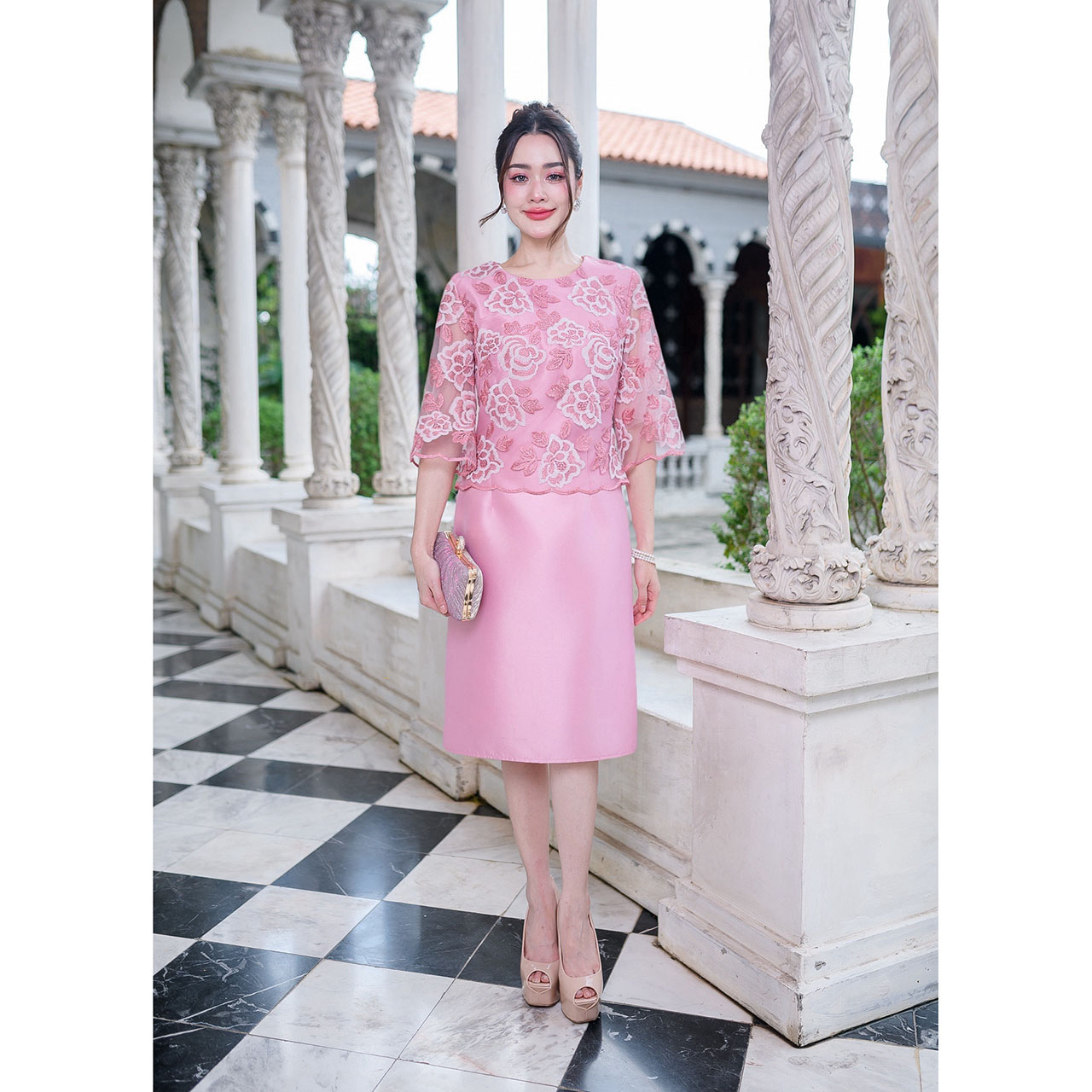 kudapy เดรสสั้นสีกรม/สีชมพู ผ้าไหมด้านบนเป็นงานผ้าลูกไม้ปักลายดอกไม้มีดิ้นผสมเพื่อความสวย