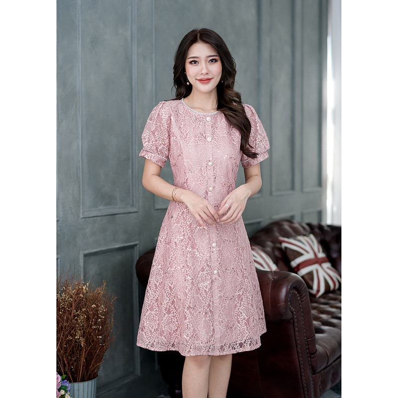 kudapy เดรสสั้นสีชมพู/สีดำ ลูกไม้ แขนสั้นตุ๊กตาค่ะ รอบคอและรอบแขนตกแต่งด้วยมุกหวานมาก ด้านหน้าตัวเดรสแต่งกระดุมมุกเพื่อความสวยงาม