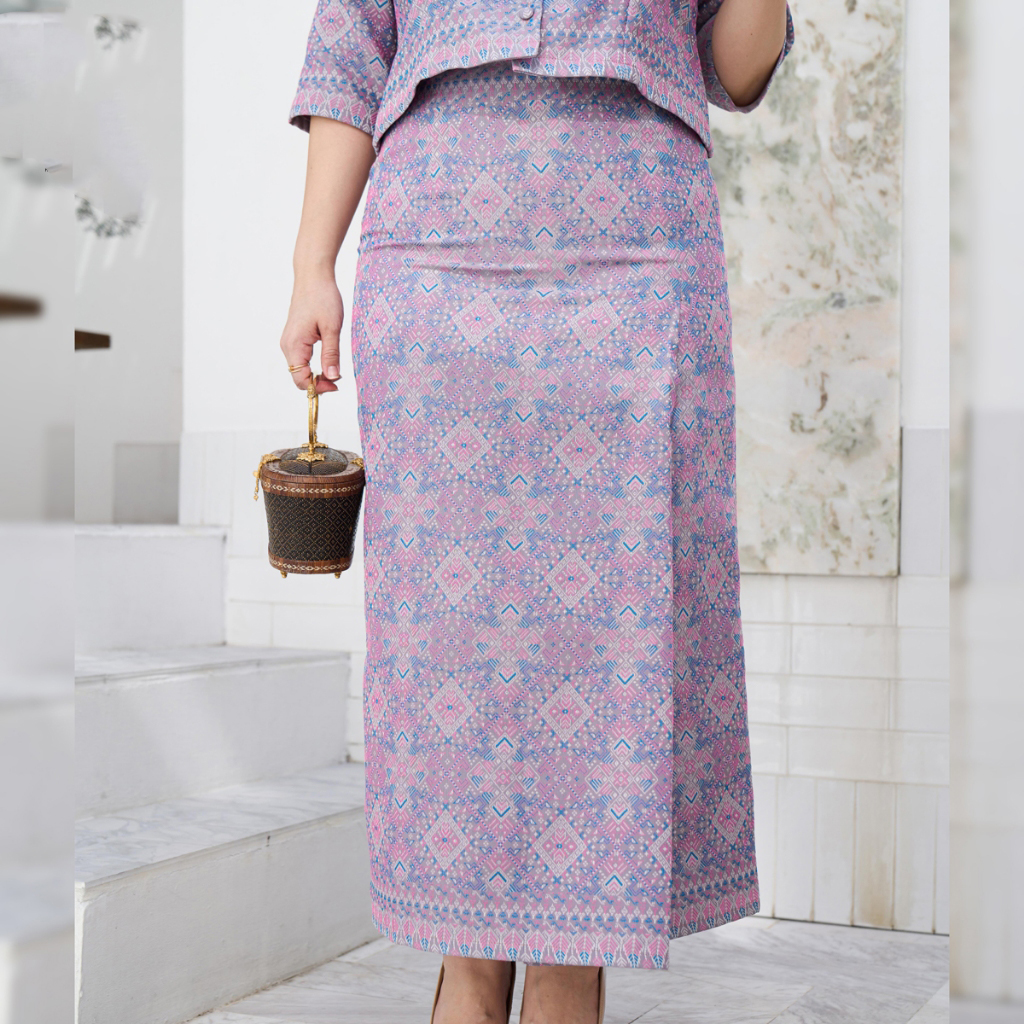 kudapy เซตออกงานสีม่วง คอกลมกระดุมหน้า แขนสามส่วน เสื้อผ้าไหม+ผ้าถุงทอลายกาฬสินทร์ ทบหน้า