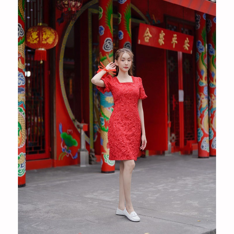 kudapy เดรสสั้นสีแดง/สีขาว/สีฟ้า ผ้าทอลายนูนคอเหลี่ยม ใส่ออกงาน ใส่ทำงาน ชุดดกี่เพา