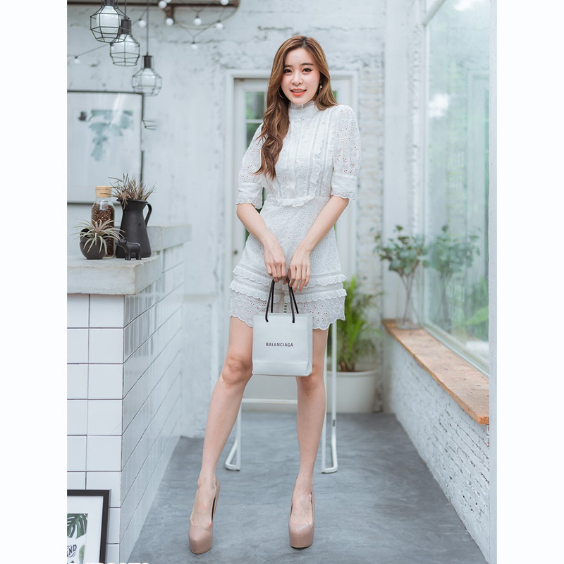 kudapy จั้มสูทขาสสั้นสีกรมท่า คอปืน แต่งกระดุมหน้า ลายลูกไม้