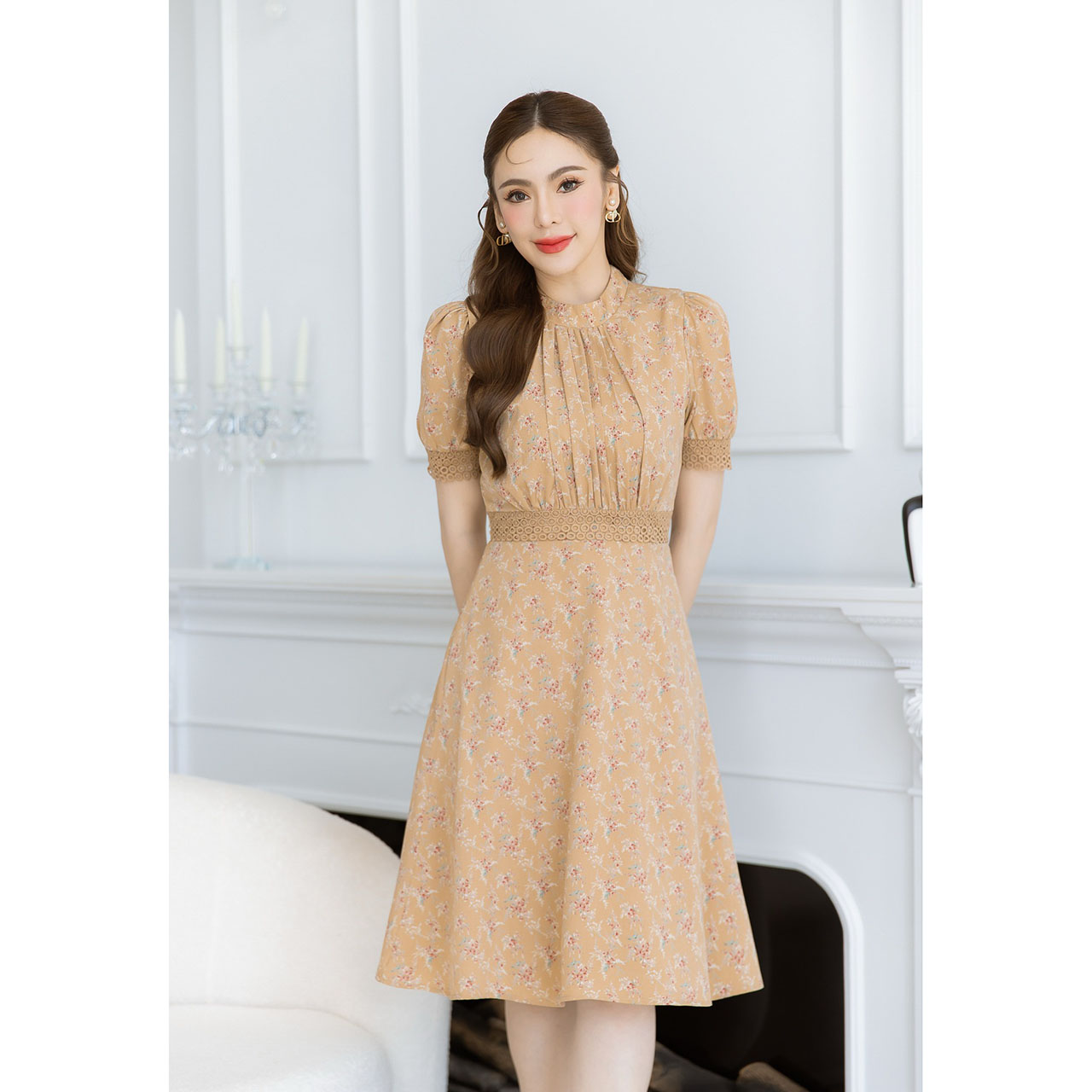 kudapy เดรสชีฟองลายดอกสวยหวาน แพทเทิร์นสวย เป็นดีไซน์คอสูง เย็บเป็นจีบช่วงอกให้ดูมีเลเยอร์