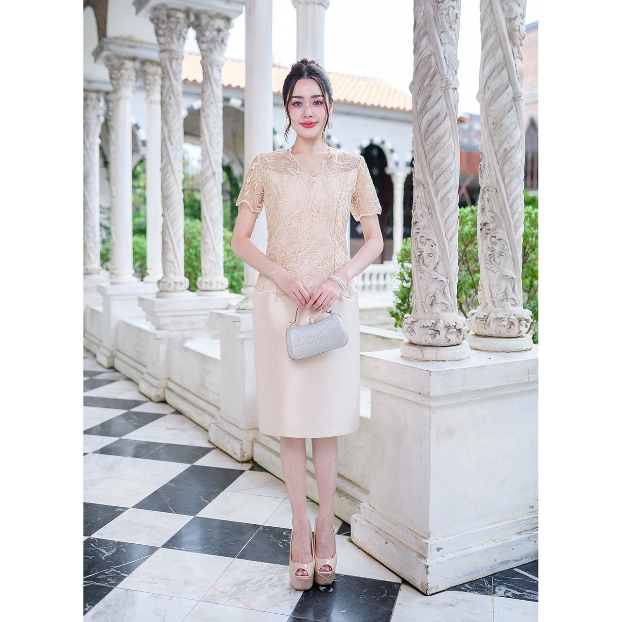 kudapy เดรสสั้นสีครีม/สีชมพู ผ้าไหมโทนสีสวยละมุน รุ่นนี้เป็นงานช่วงบนแต่งด้วยลูกไม้ตะข่ายปักลายสวยงาม ช่วงคอเป็นคอวี