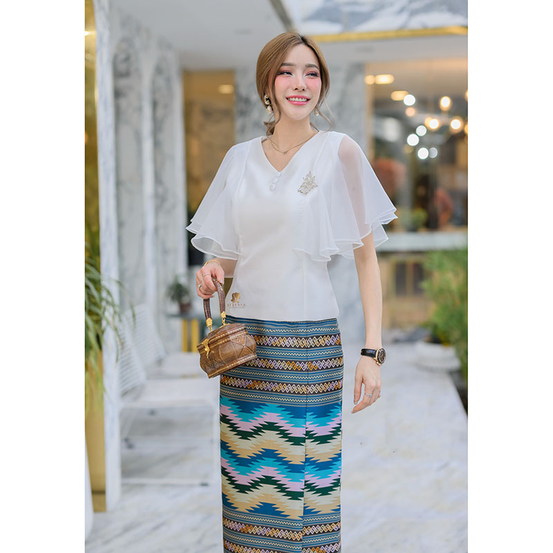 kudapy เสื้อผ้าไหมจิตลดาสีแดง/สีชมพู/สีขาว ตัวเสื้อมีซับในอย่างดีชิปซ่อนหลัง คอวีแต่งกระดุมหน้า ตรงแขนระบายใช้ผ้าไหมออแกนดี้อย่างดี