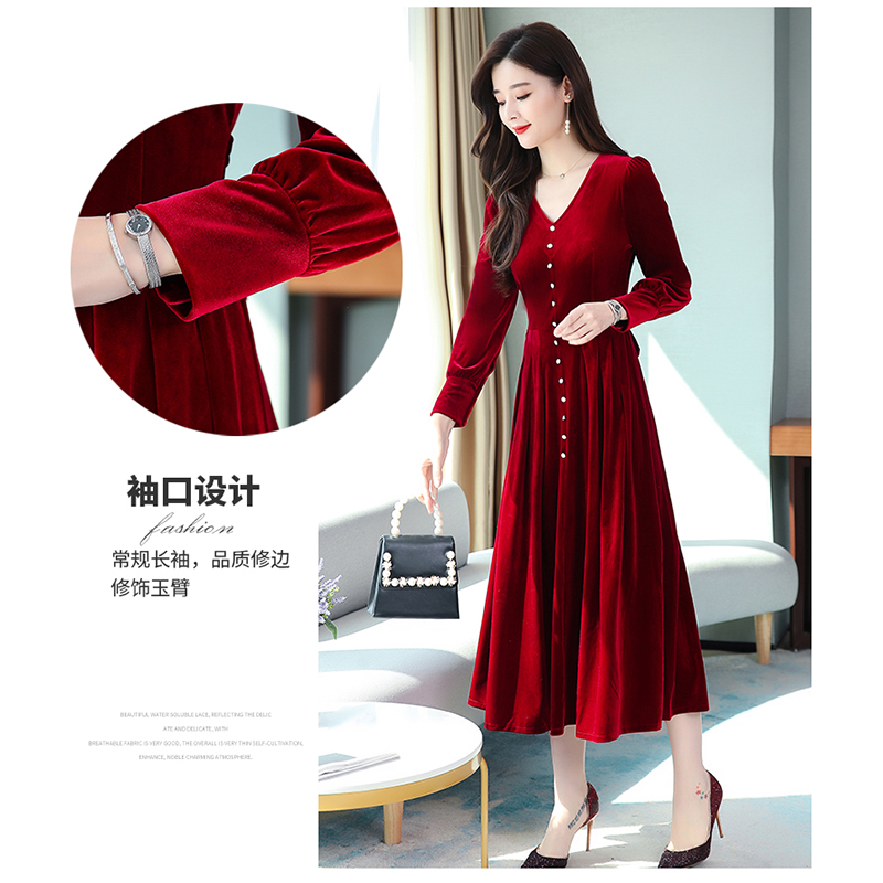 kudapyเดรสผ้ากำมะหยี่สีแดงเลือดนก คอวีตกแต่งกระดุมขาว แขนยาว เอวสายผูกโบว์ กระโปรงทรงเอ