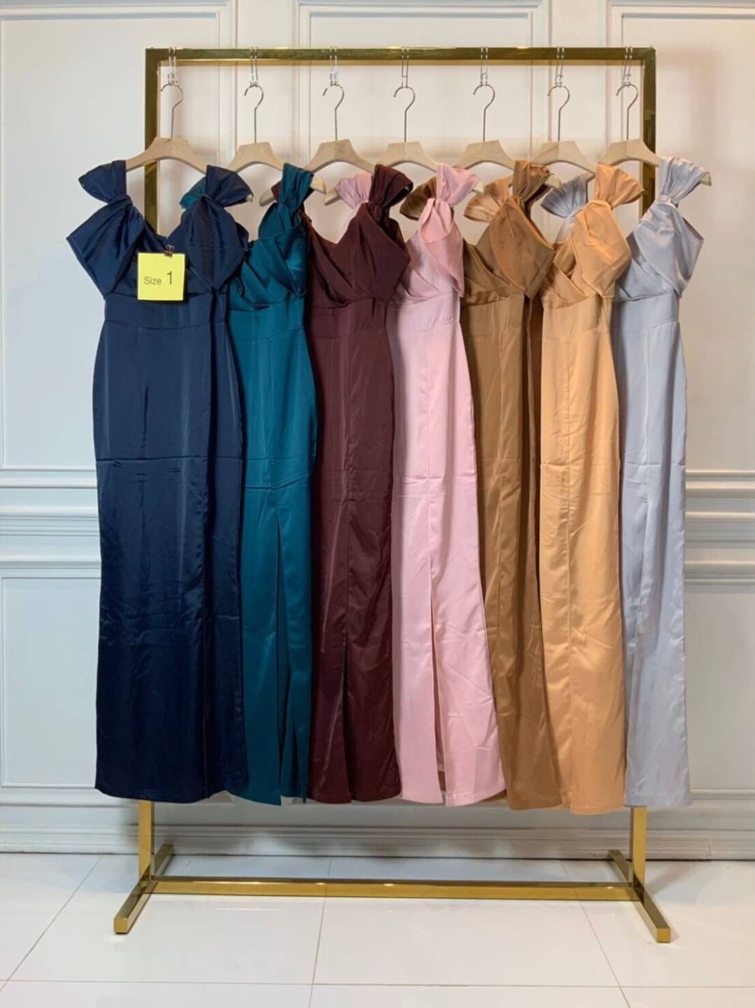 kudapy ชุดราตรียาวอกป้าย ระบายสายและอ้อมแขน ผ้าเครปซาติน กปยาว สีแดงเลือดหมู ,เทาอมกรม, น้ำตาลอิฐ, เขียว, ฟ้า