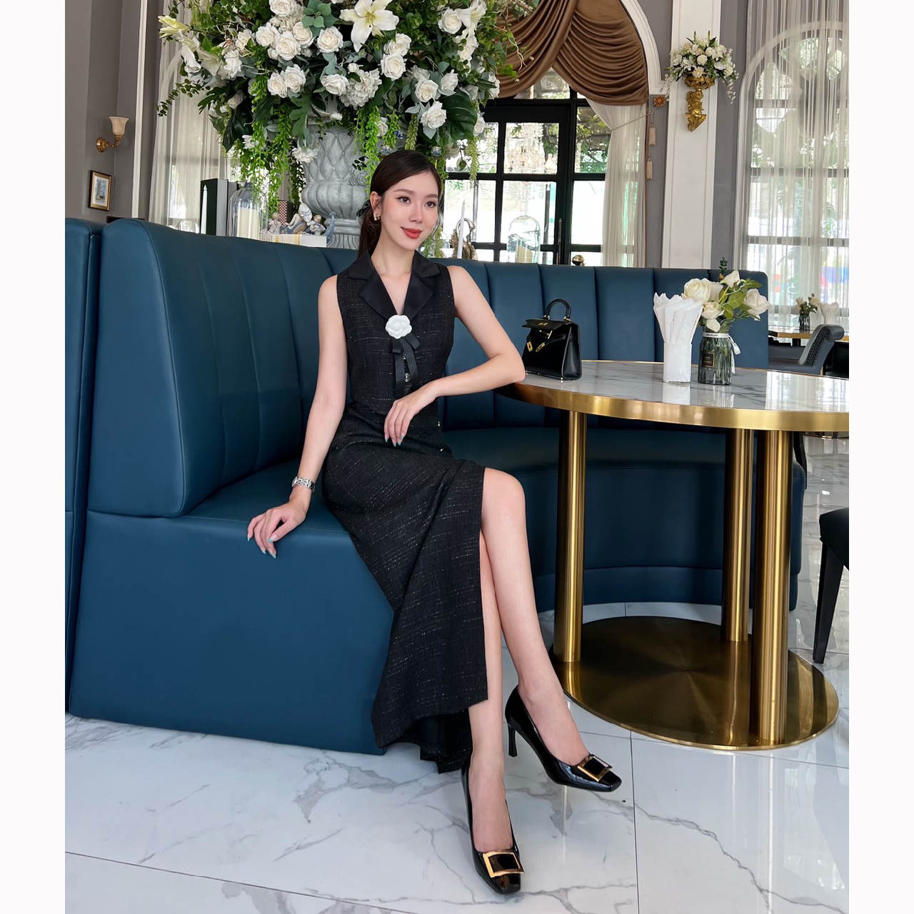 kudapy เซ็ทเสื้อแขนกุดเข้ารูปแต่งกระดุมจริงด้านหน้า 3 เม็ด กระโปรงยาวใช่ผ้าเดียวกับเสื้อ ผ่าด้านหน้า แต่งกระดุมหลอกด้านหน้า ซิปหลัง มีซับในอย่างดี