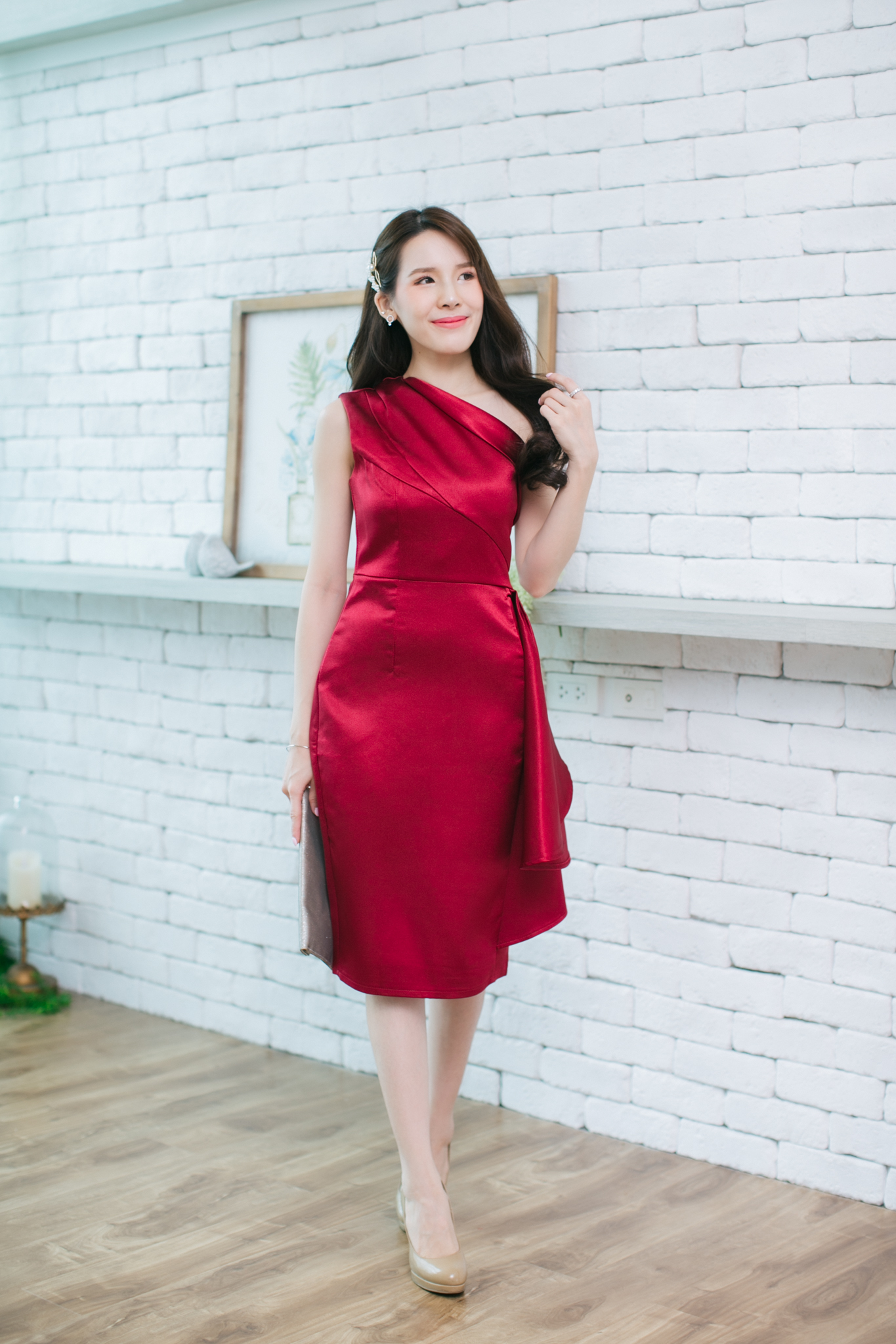 ชุดออกงานสั้นสีแดง ไหล่เฉียงข้าง เอวจีบระบาย กระโปรงทรงเอเข้ารูป