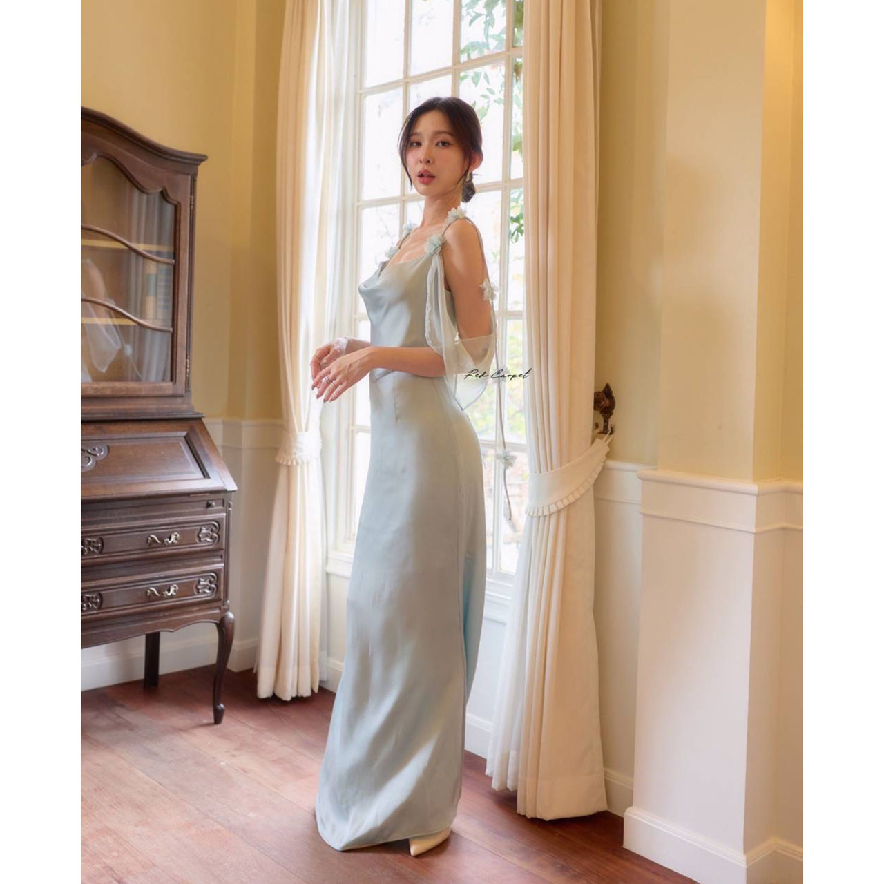 kudapy เดรสซาตินคอถ่วงเสริมหุ่นให้ดูเพรียวสวย เสน่ห์แห่งความอ่อนหวานที่ถูกถ่ายทอดผ่านซิลูเอตต์พลิ้วไหว ดีเทลโชว์ไหล่และสายผ้าบางเบาให้ลุคที่หรูหรา