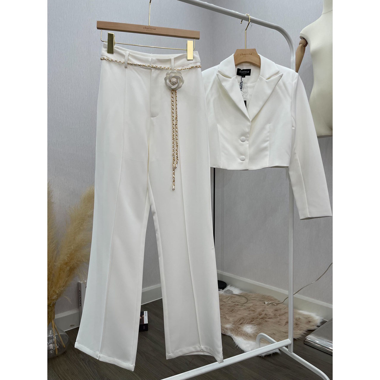 kudapy Sets 3 ชิ้น เสื้อ กางเกง เข็มขัดดอกไม้ เสื้อกระดุมปั้มจริง 2 เม็ด กางเกงตีเกล็ดหน้า ซิปตะขอมีซับในอย่างดี